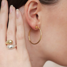 Load image into Gallery viewer, Tiny star hoops
